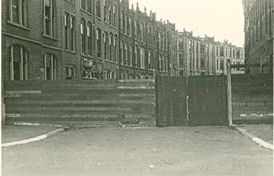 2010-0001-PRE 2.jpg; 2010-0001-PRE/2; Zwart-wit foto van de ontruiming / afbraak van een straat in Den Haag West in 1942.; fotografie